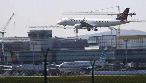 Ein Flugzeug landet in Frankfurt am Main (18. April)
