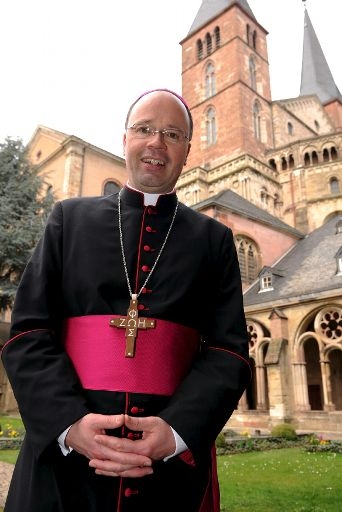 Bischof Dr. Stephan Ackermann vor der Kathedrale von Trier