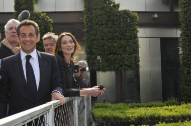 Ehrengäste bei der Expo-Eröffnung: Frankreichs Präsident Sarkozy mit Frau Carla