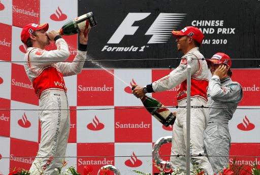 Ein Schlückchen und eine Dusche für den Sieger: Jenson Button, Lewis Hamilton und Nico Rosberg