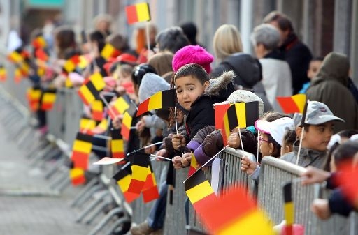 Kinder in Visé warten auf das Königspaar