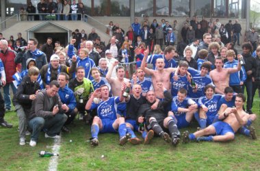 Spieler und Fans des FC Eupen feiern die Meisterschaft