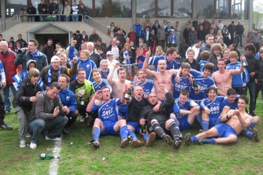 Spieler und Fans des FC Eupen feiern die Meisterschaft