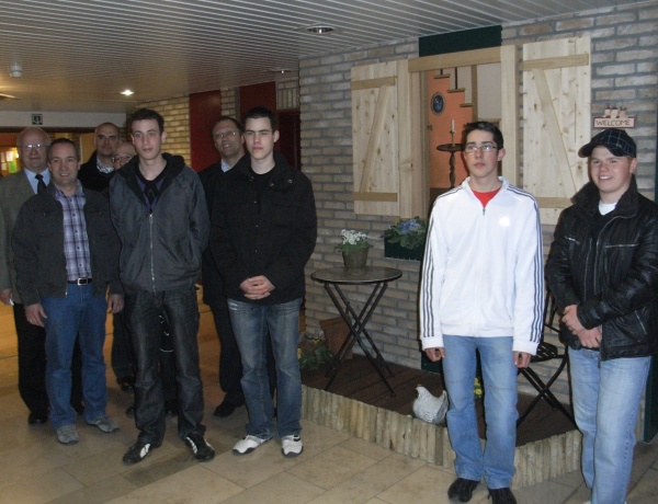 Die ZAWM-Schüler vor einem der Fensterbilder im Seniorenheim