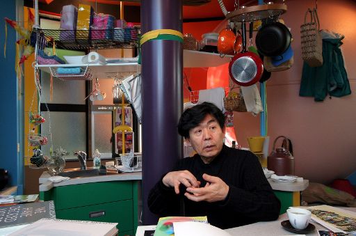 Arakawa in einem seiner Häuser ('Reversible Destiny Lofts') in Mitaka, Tokyo