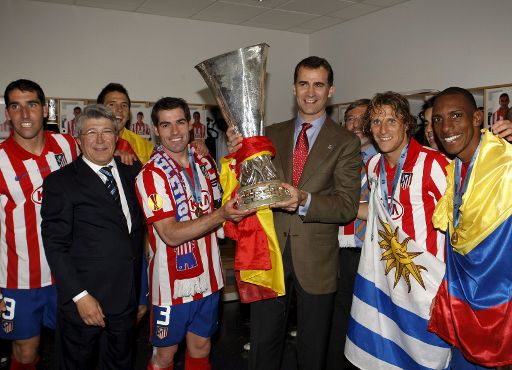 Prinz Felipe von Spanien und Kapitän Antonio Lopez halten den Pokal