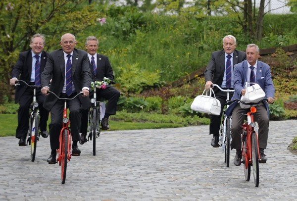 Das 'HollandBelgium' Team auf dem Weg zu Blatter: François de Keersmaecker, Michael Van Praag (Verband NL), Kandidatur-Manager Harry Been, Paul Van Himst, Johan Cruyff