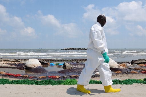 Strand von Port Fourchon (Louisiana): BP lässt Öl von hunderten Mitarbeitern entfernen