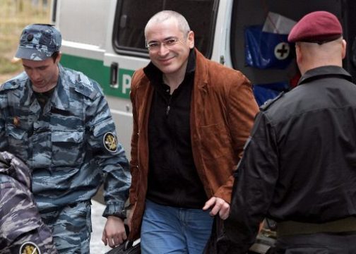 Michail Chodorkowski wird zum Gerichtssaal gebracht - 16. April 2009