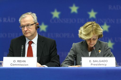 EU-Finanzkommissar Olli Rehn und Spaniens Finanzministerin Elena Salgado nach dem Treffen der Euro-Finanzminister