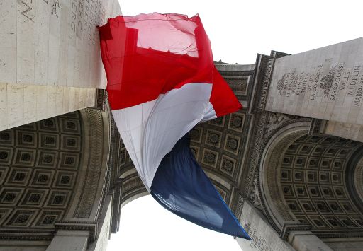 Die französische Flagge unter dem Triumpfbogen