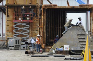 Stahlarbeitern bauen eine der Kuppeln, die über die Lecks gestülpt werden sollen
