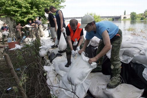 Hochwasser in Polen: Helfer in Poznan bauen Deiche aus Sandsäcken