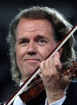André Rieu hat die Karlsmedaille erhalten