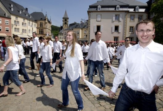 15.000 Menschen bei Echternacher Springprozession 2010