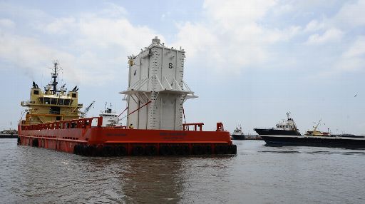 Ein Schiff bringt die Stahlkuppel zum Bohrloch