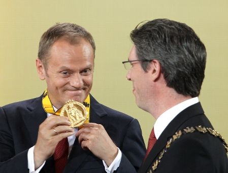 Der stolze Karlspreisträger Donald Tusk und Aachens Bürgermeister Marcel Philipp