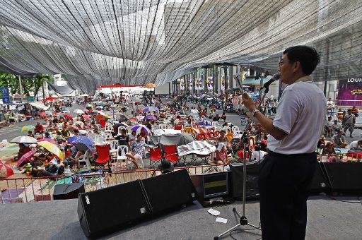 Ratchaprasong-Viertel, Bangkok: Einer der UDD-Vorsitzenden, Weng Tojirakarn, spricht zu den Rothemden