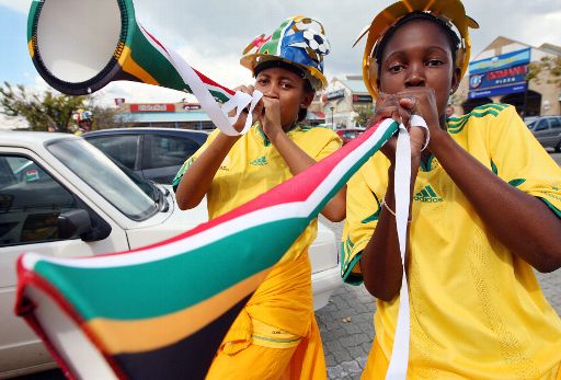 Studenten spielen auf 'Vuvuzelas' - jeden Freitag bis zum WM-Start ziehen Südafrikaner das Nationaltrikot über