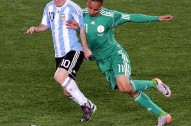 Argentinien vs. Nigeria: Peter Odemwingie versucht Lionel Messi zu stoppen