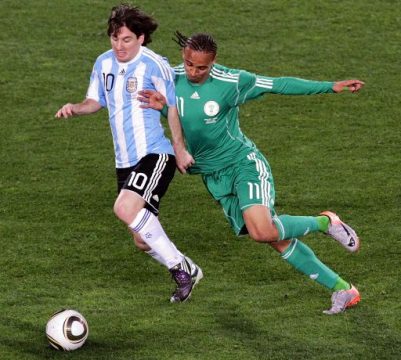 Argentinien vs. Nigeria: Peter Odemwingie versucht Lionel Messi zu stoppen