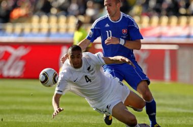 Winston Reid (Neu-Seeland) und Roland Vittek (Slowakei) kämpfen um den Ball