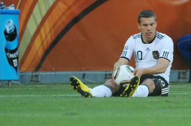 Lukas Podolski verschießt einen Elfmeter für Deutschland