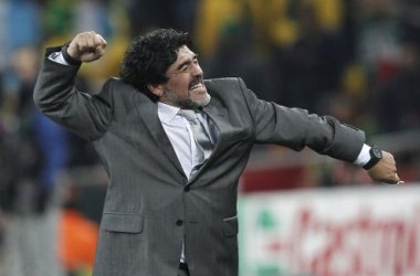 Diego Maradona und Argentinien stehen im Viertelfinale