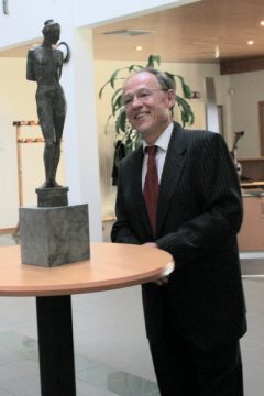 Hans Engels mit dem Abschiedsgeschenk des Verwaltungsrats: Skulptur von Gregor Hoffmann