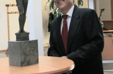 Hans Engels mit dem Abschiedsgeschenk des Verwaltungsrats: Skulptur von Gregor Hoffmann