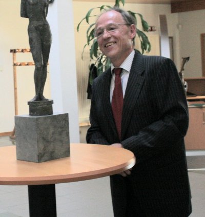 Hans Engels mit dem Abschiedsgeschenk des Verwaltungsrats: Skulptur von Gregor Hoffmann