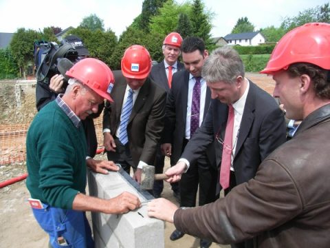 St. Vith: Büllingens Bürgermeister Friedhelm Wirtz und Sozialminister Mollers mauern