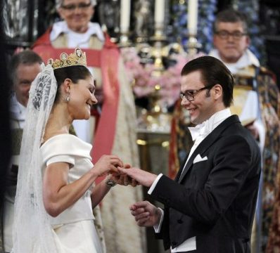 Victoria steckt Daniel den Ehering an