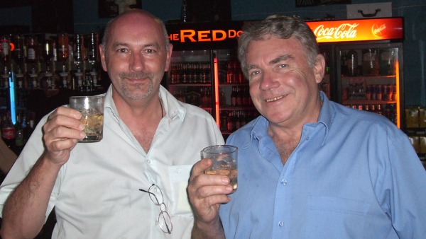 Erwin Franzen und Hans Schifflers bei einem Gläschen in Südafrika