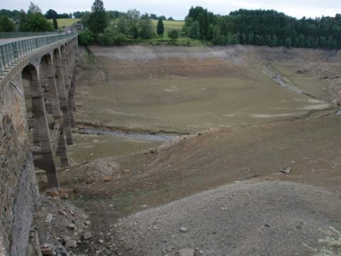 Der Stausee von Robertville ist für fünf Monate trockengelegt