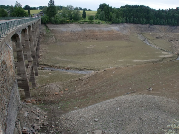 Der Stausee von Robertville ist für fünf Monate trockengelegt