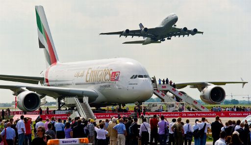 Herzlich willkommen: A380 landet auf dem Flughafen Berlin-Schönefeld