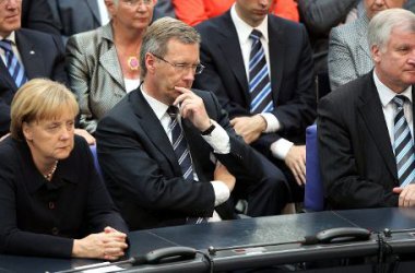 Christian Wulff zwischen Angela Merkel und Horst Seehofer