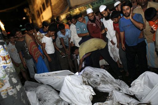 Familien und Freunde versuchen, Leichen zu identifizieren (Old Dhaka, Bangladesch)