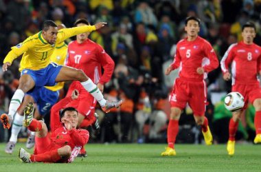 Robinho (Brasilien) springt über Ri Jun ll (Nordkorea)