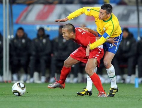 Lucio (Brasilien) und Jong Tae (Nordkorea)