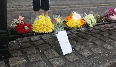 Blumen zum Gedenken an die Toten
