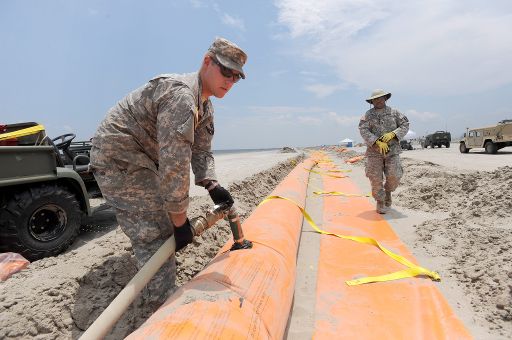 Dämme sollen den Strand von Grand Isle, Louisiana schützen (21. Juni)