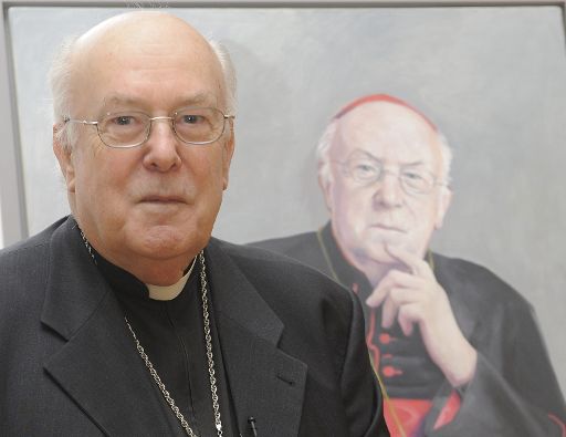 Kardinal Godfried Danneels vor seinem Porträt
