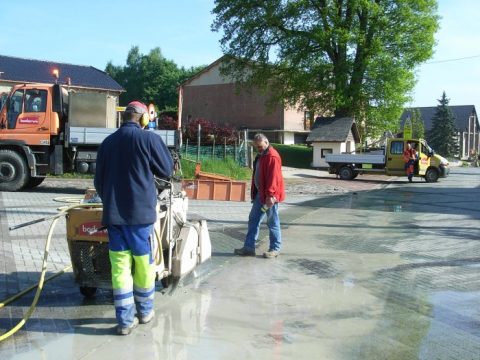 In Deidenberg werden die Fahrbahnerhebungen entfernt