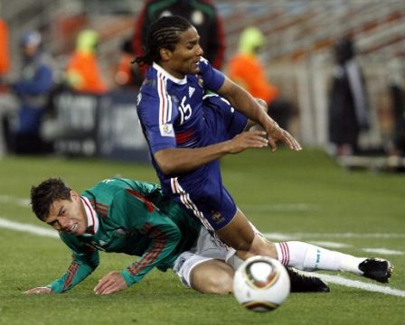 Hector Moreno (Mexiko, links) und Florent Malouda (Frankreich)