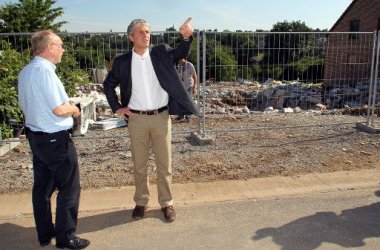 Der Bürgermeister von Soumagne, Charles Janssens, und Paul Furlan, Innenminister der Wallonischen Region