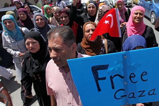 In Hebron (Palästinensisches Autonomiegebiet) protestieren Menschen gegen den erneuten Gaza-Angriff