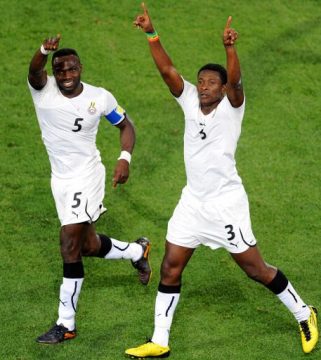 Asamoah Gyan und John Menseh feiern 1:0-Erfolg