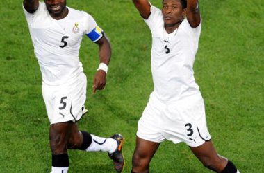 Asamoah Gyan und John Menseh feiern 1:0-Erfolg